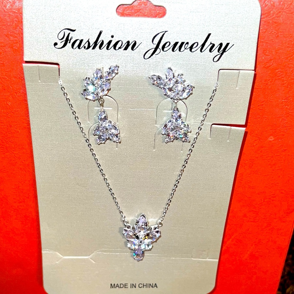 Glamour necklace and earrings set. Silver